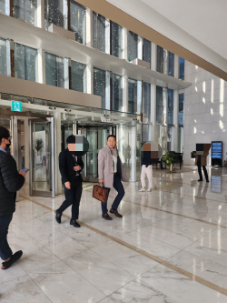 정호석 호텔롯데 대표가 9일 롯데그룹 VCM(옛 사장단회의)에 참석하기 위해 서울 송파구 롯데월드타워로 들어오고 있다. 회의는 이날 오후 1시 30분께 시작됐다. 사진= 김수연기자newsnews@dt.co.kr